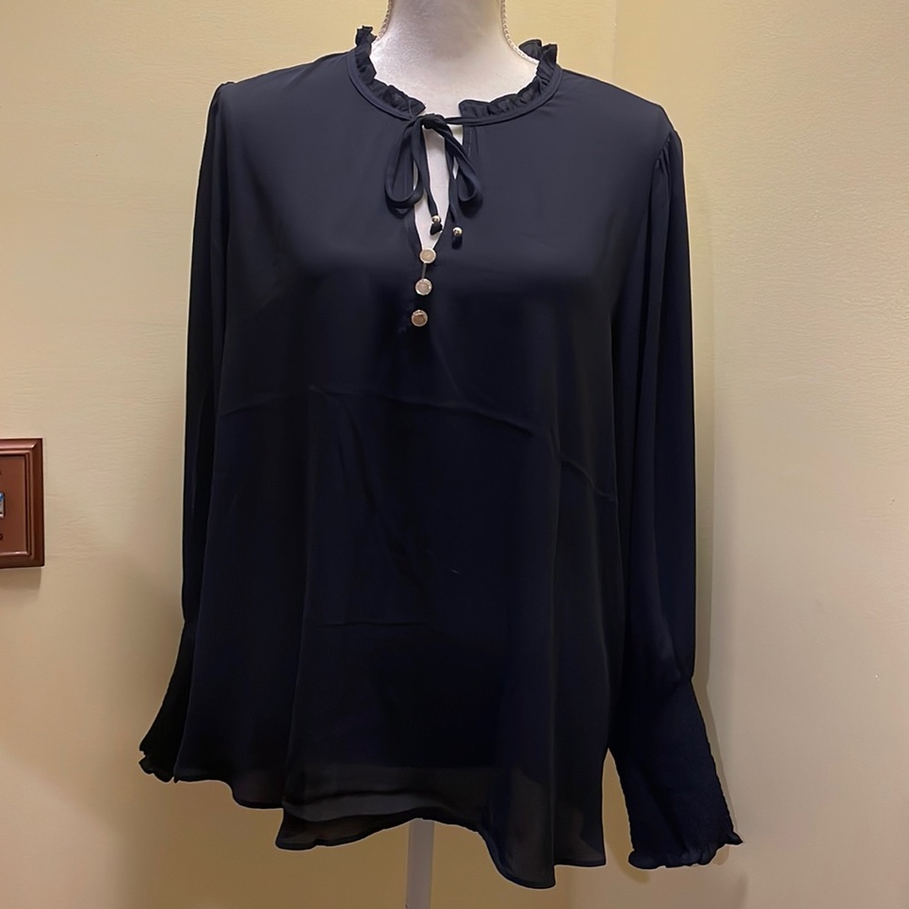 - NWT Tahari woman v neck Navy woven blouse
Size 1X.